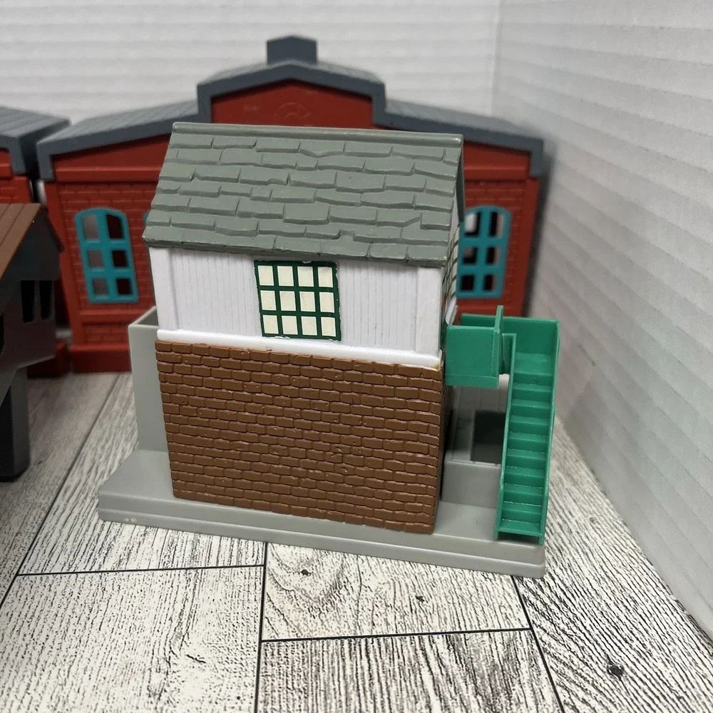 Thomas & Friends TrackMaster Buildings Lot - Water Tower, Footbridge, Sheds